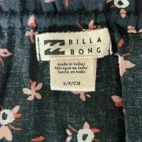 Billabong Blouse in Black Floral Size Small NWT - Picture 5 of 9